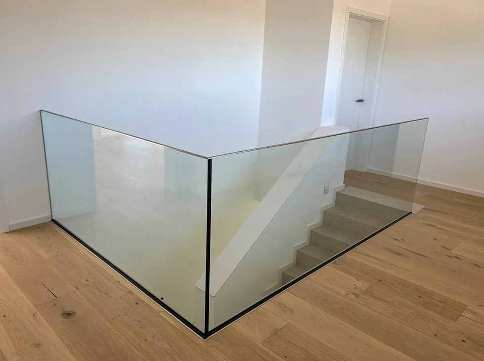 Glasgeländer innen modern